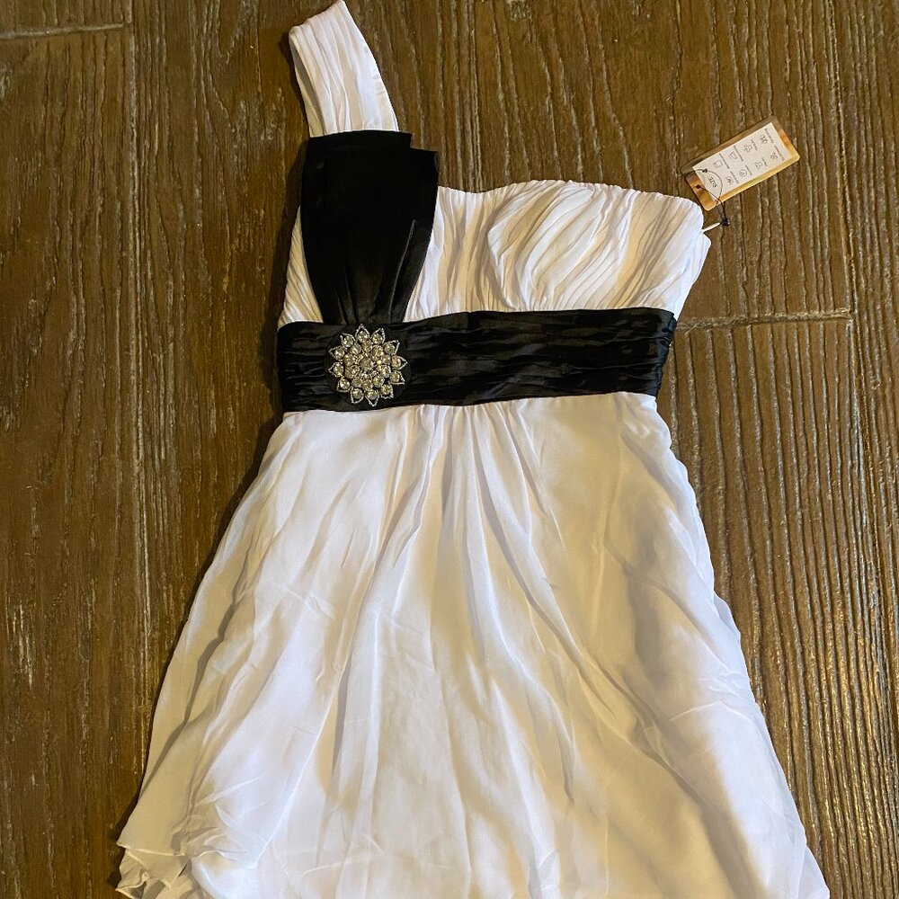 Fancy Short Black & White Prom/Party type dress. W/ large rhinestone. Size 4